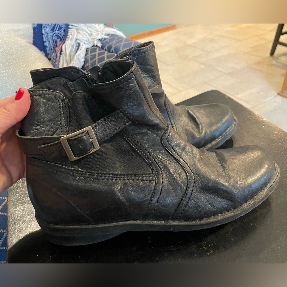 Clark short boots black size 10, zipper